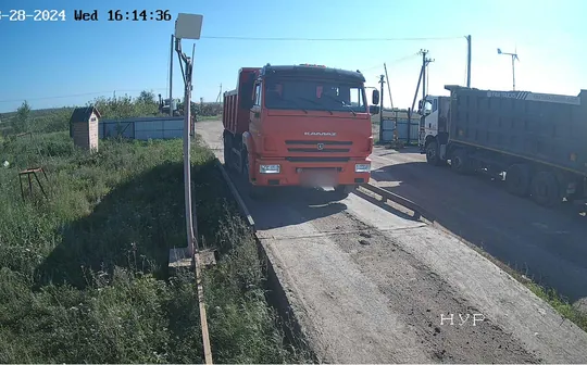 Кадр камеры на весовой: самосвал на въезде, номер скрыт
