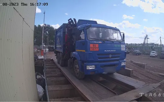 Кадр камеры на весовой: мусоровоз на въезде, номер скрыт